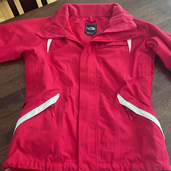 The North Face hyvent red and white coat - Picture 6 of 15